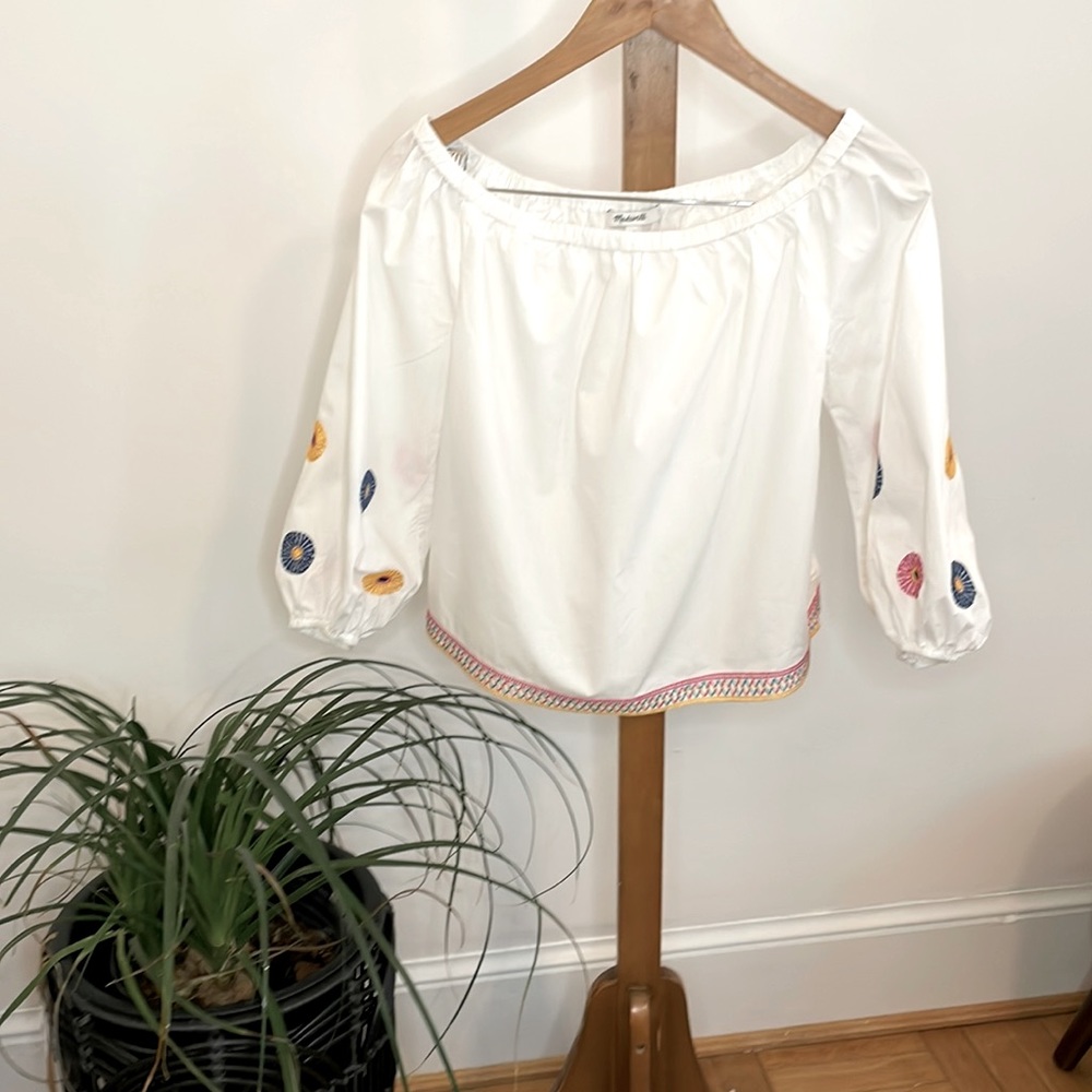 Madewell embroidered top. Elastic top. Wear on or off shoulder. EUC. XXS.